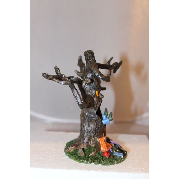 Lemax Spooky Town - Trick-Or-Treater Eating Tree - Picture 4 of 6